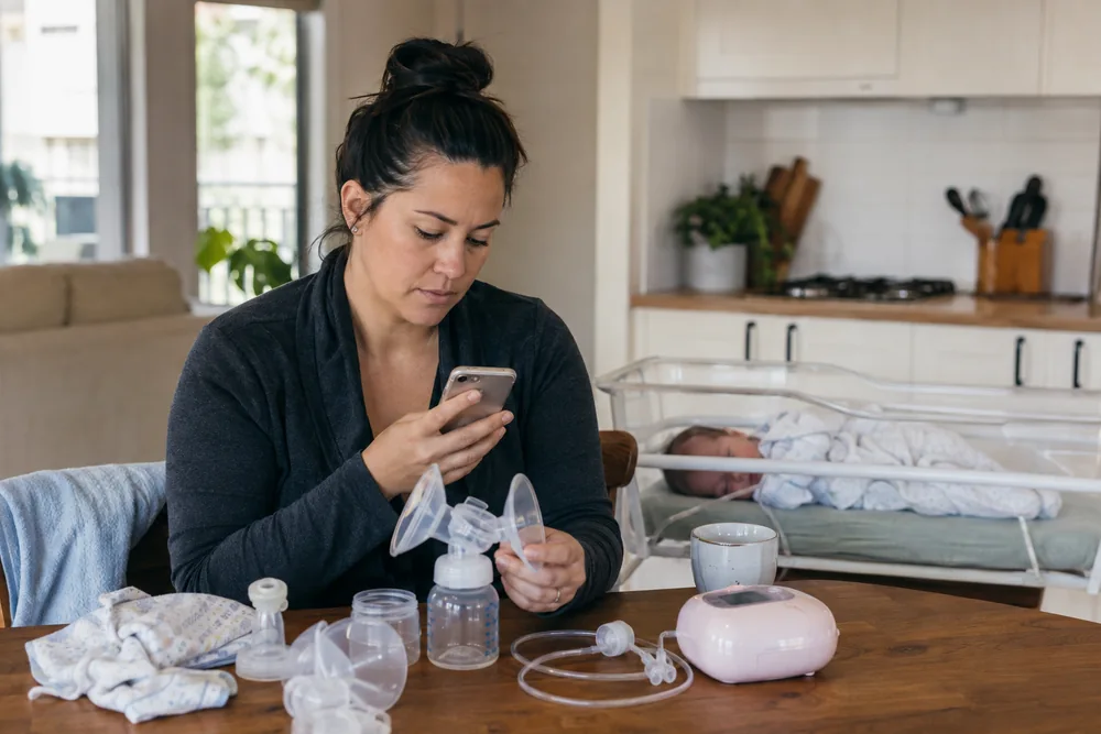 Late ovulation during breastfeeding and postpartum cycle tracking in Australia
